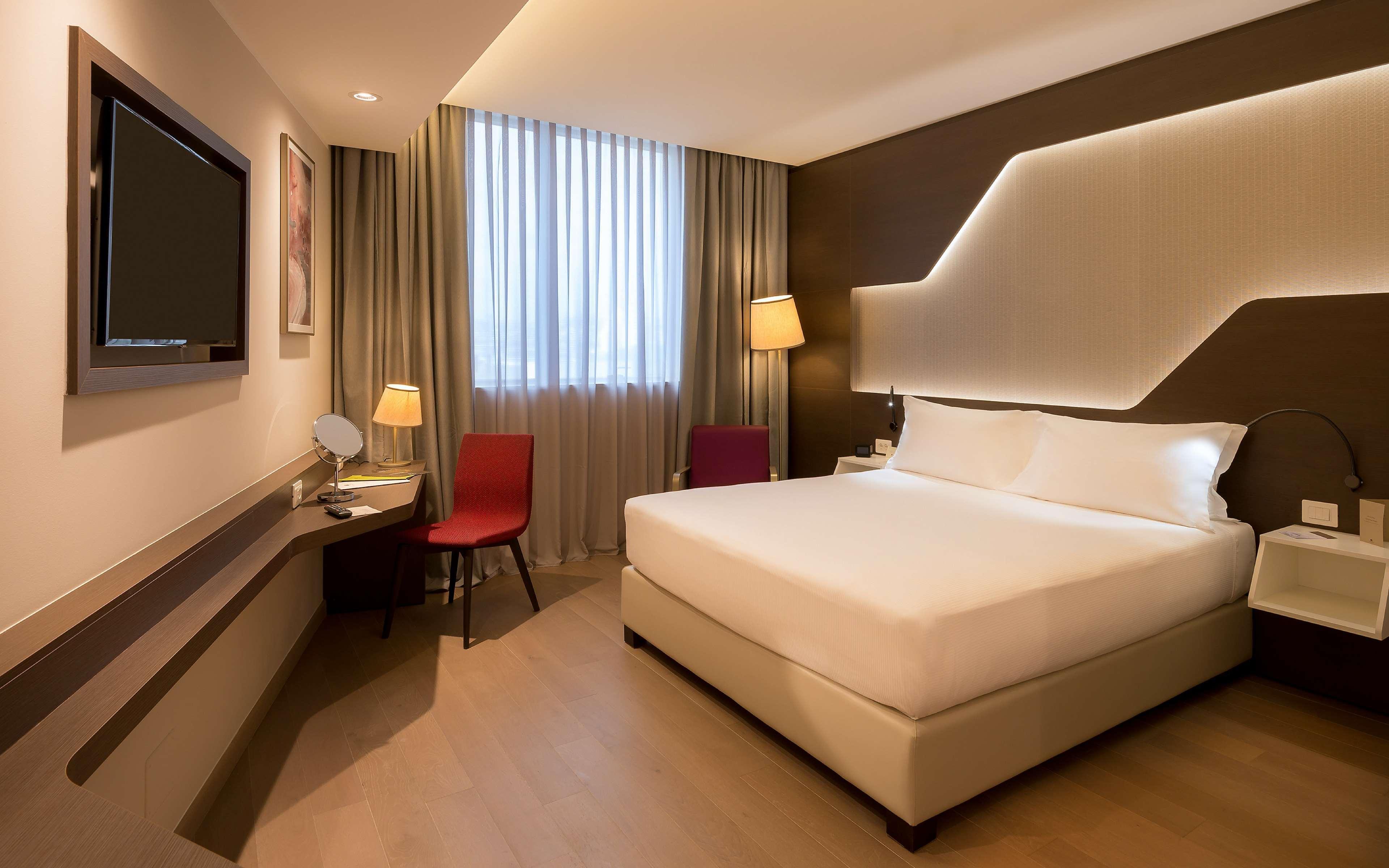 Doubletree By Hilton Yerevan City Centre Extérieur photo