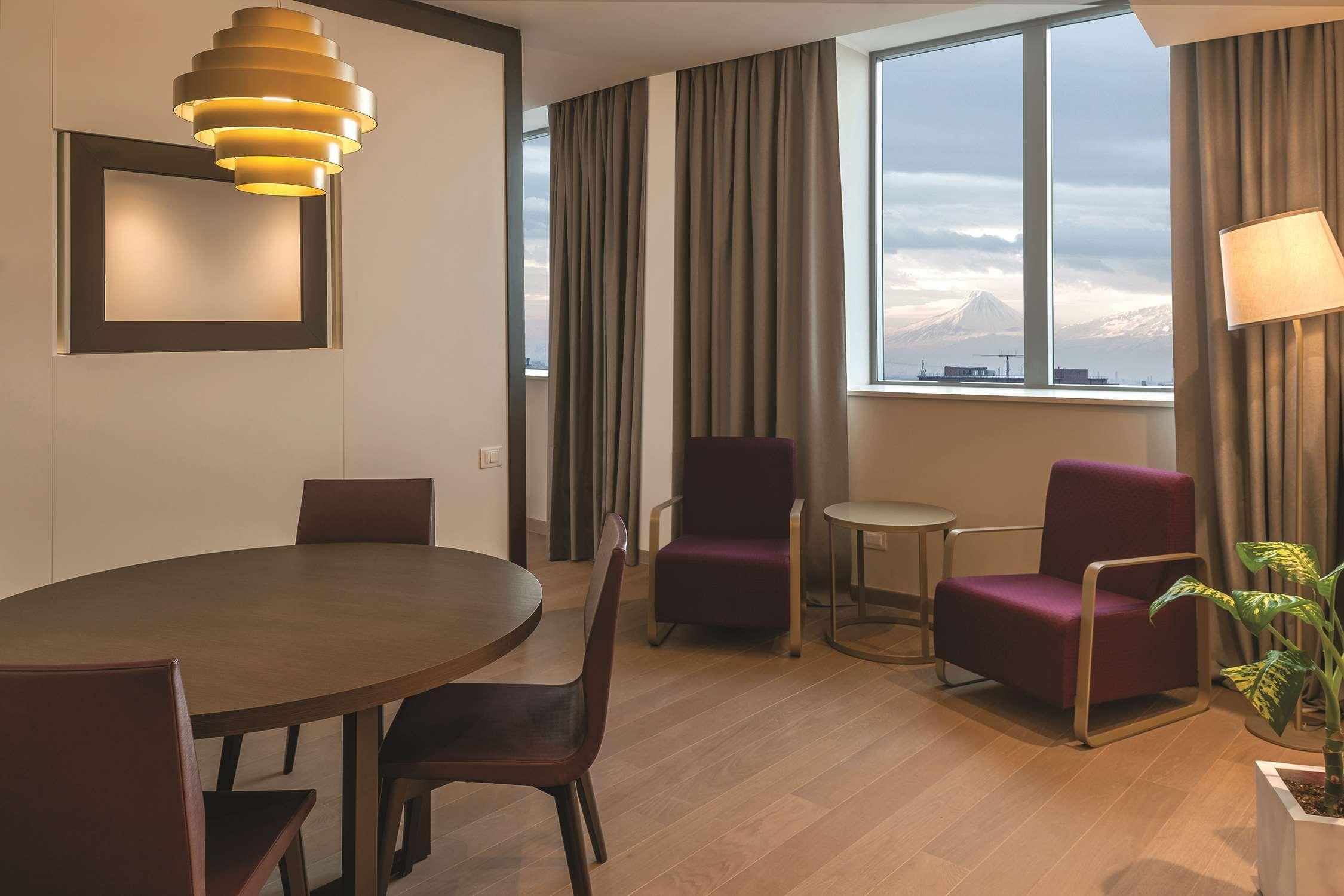Doubletree By Hilton Yerevan City Centre Extérieur photo