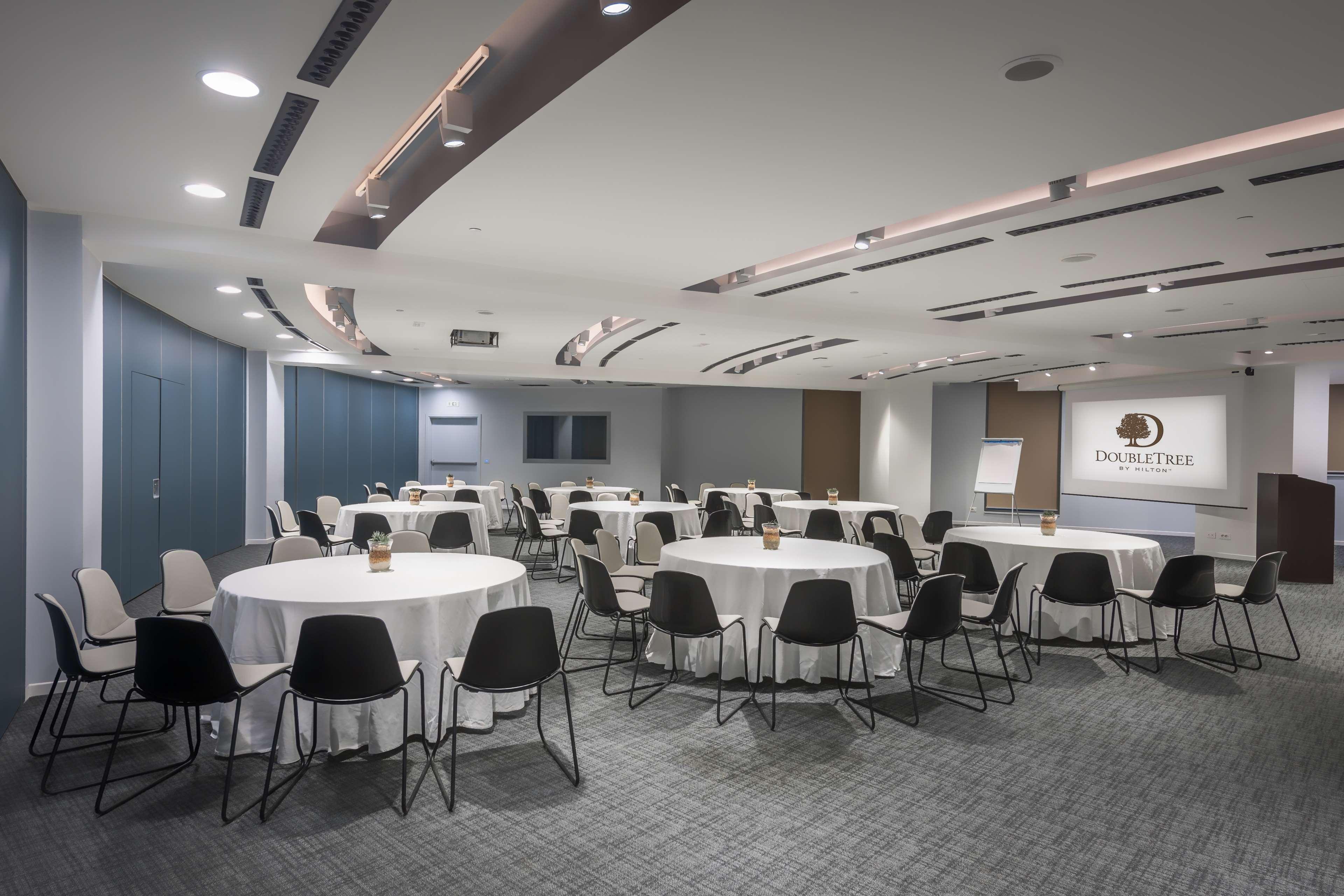 Doubletree By Hilton Yerevan City Centre Extérieur photo