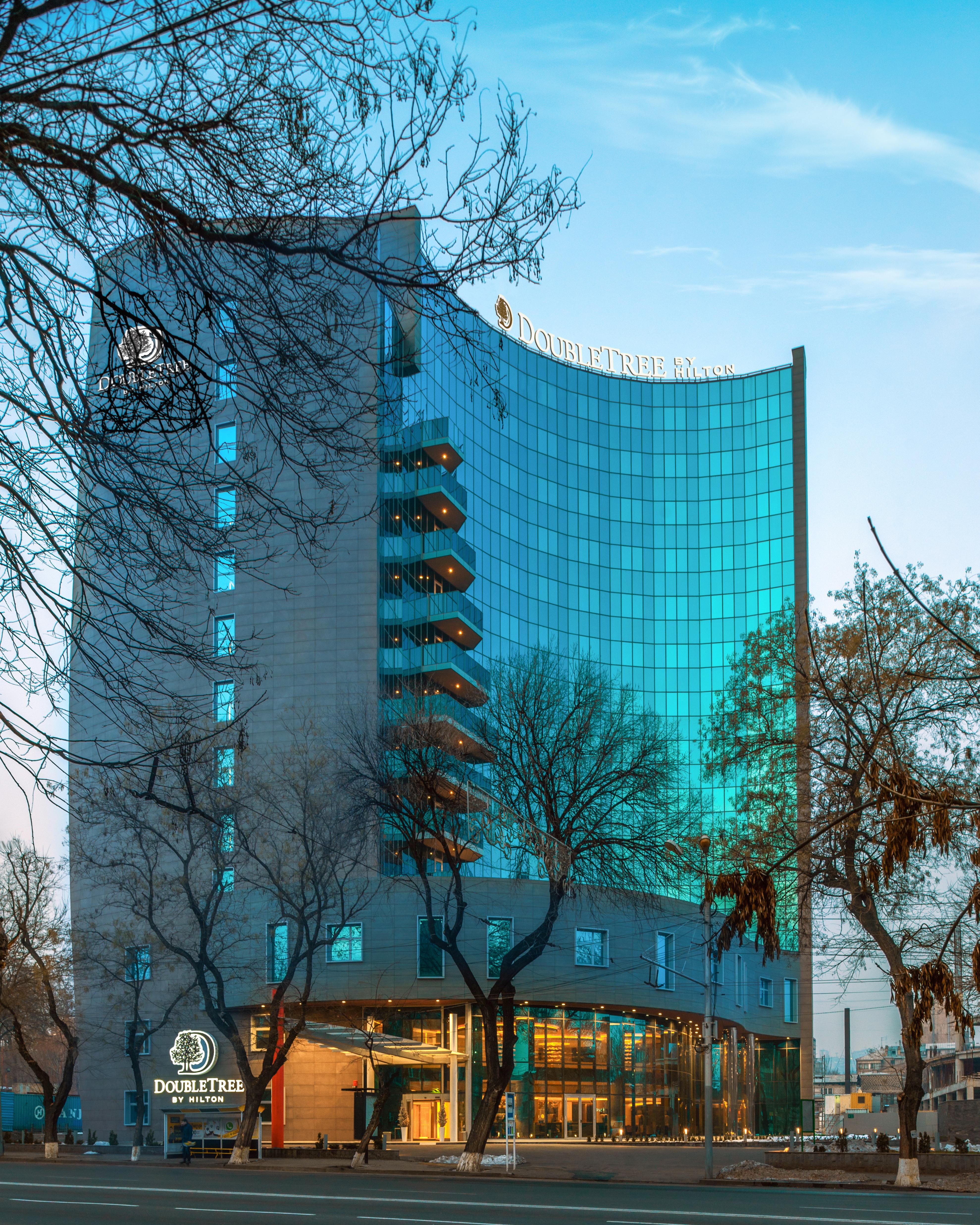 Doubletree By Hilton Yerevan City Centre Extérieur photo