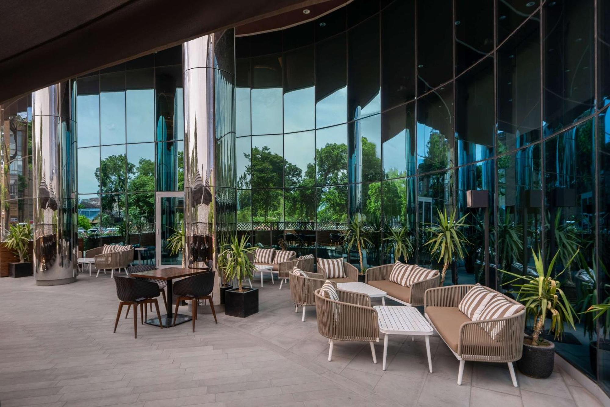 Doubletree By Hilton Yerevan City Centre Extérieur photo