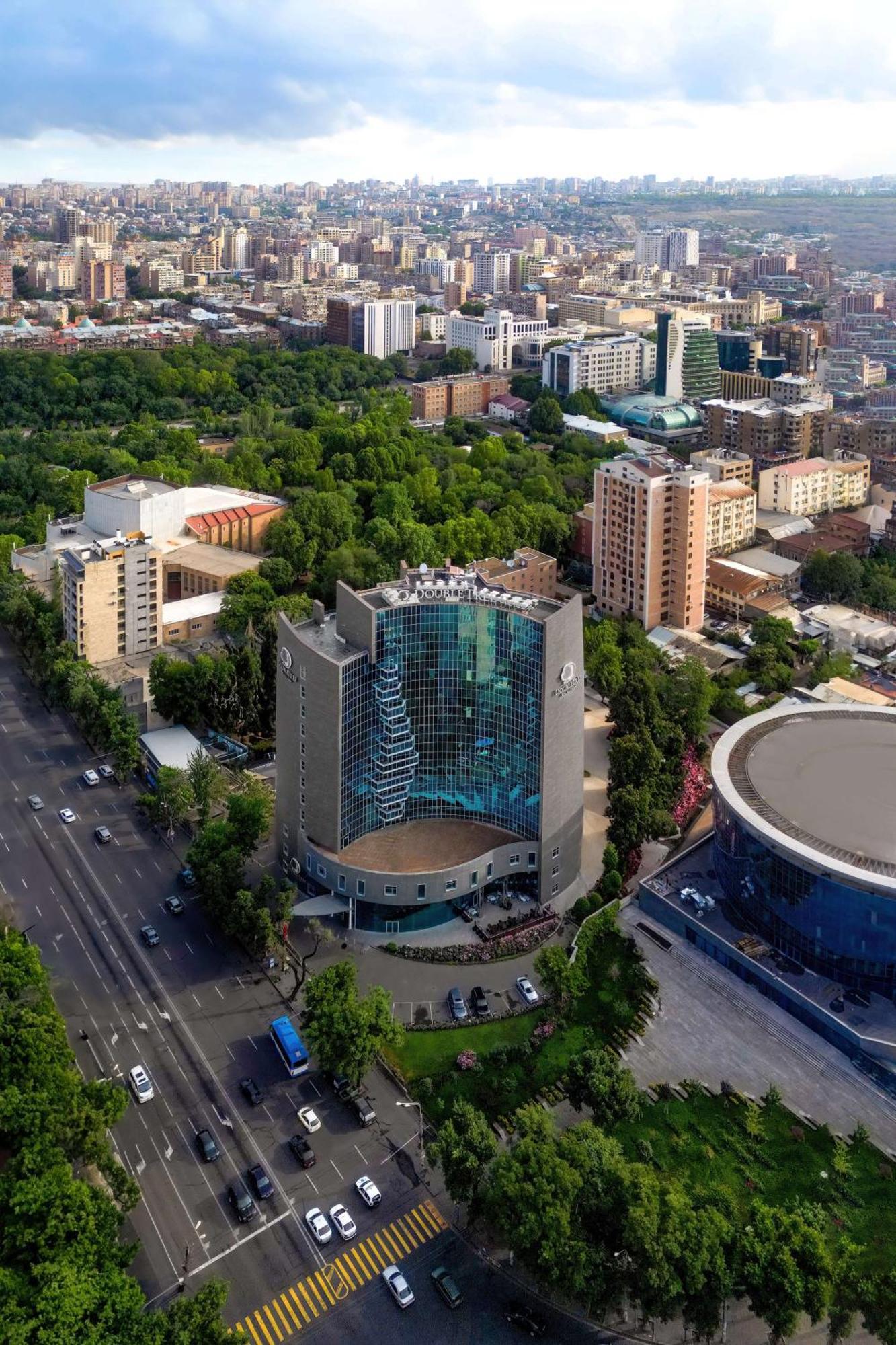 Doubletree By Hilton Yerevan City Centre Extérieur photo