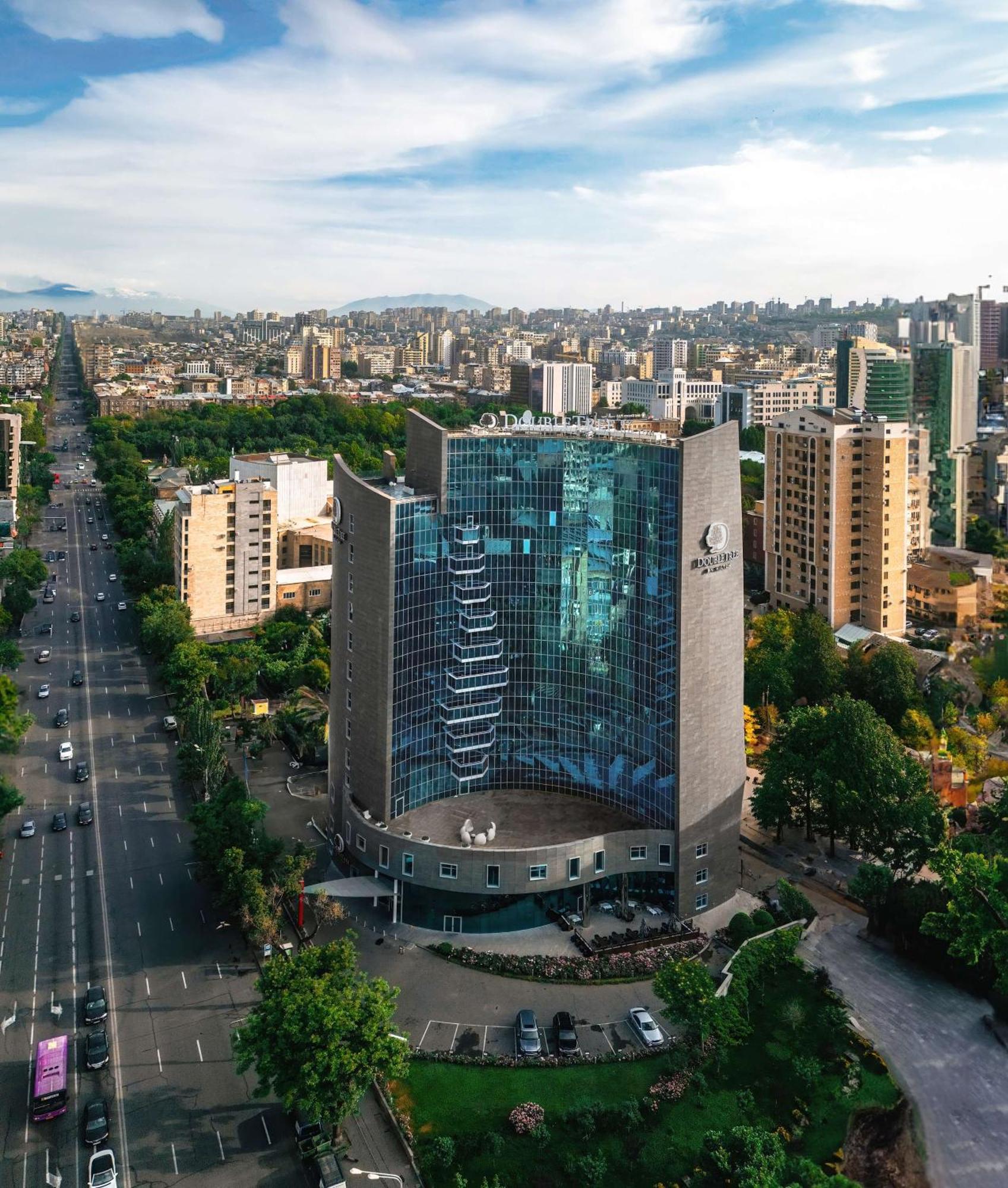 Doubletree By Hilton Yerevan City Centre Extérieur photo