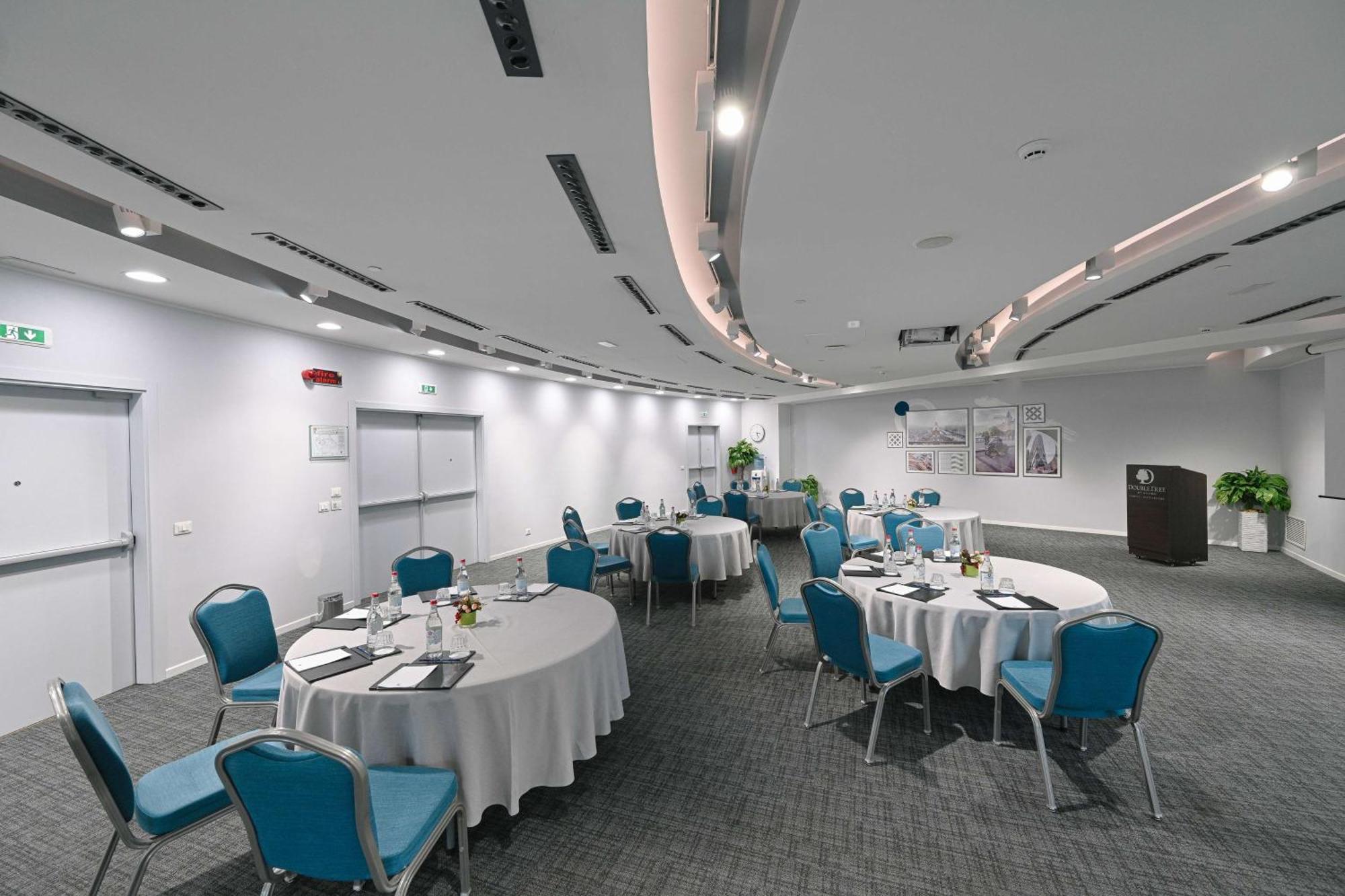 Doubletree By Hilton Yerevan City Centre Extérieur photo
