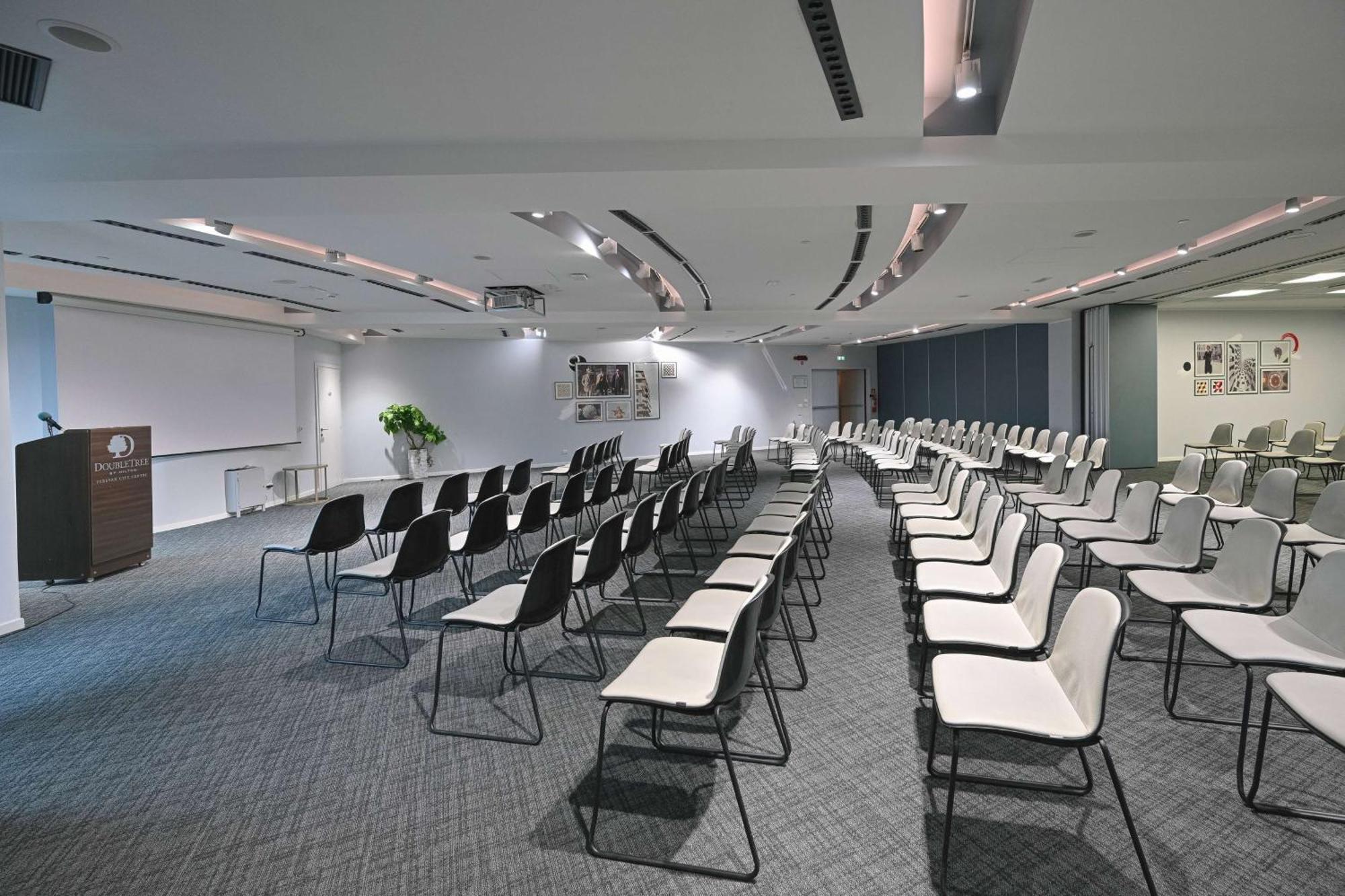Doubletree By Hilton Yerevan City Centre Extérieur photo