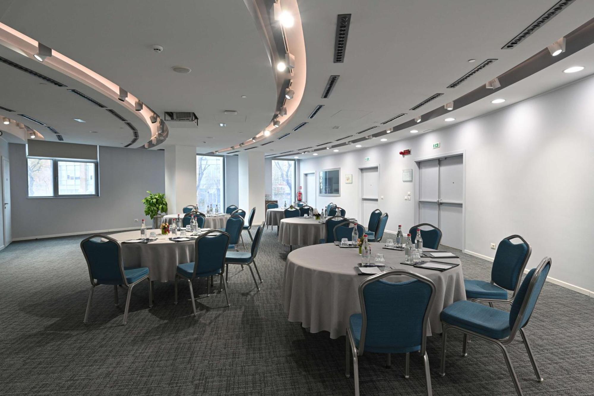 Doubletree By Hilton Yerevan City Centre Extérieur photo