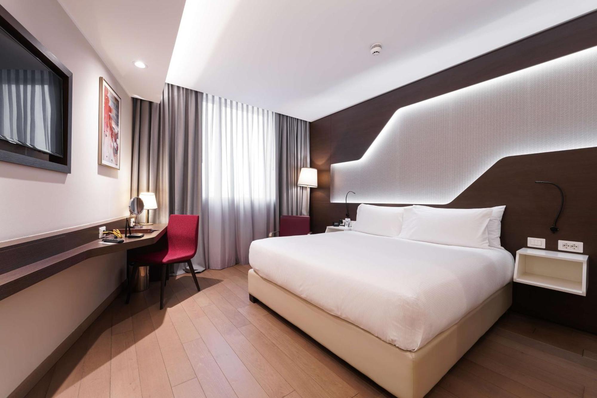 Doubletree By Hilton Yerevan City Centre Extérieur photo