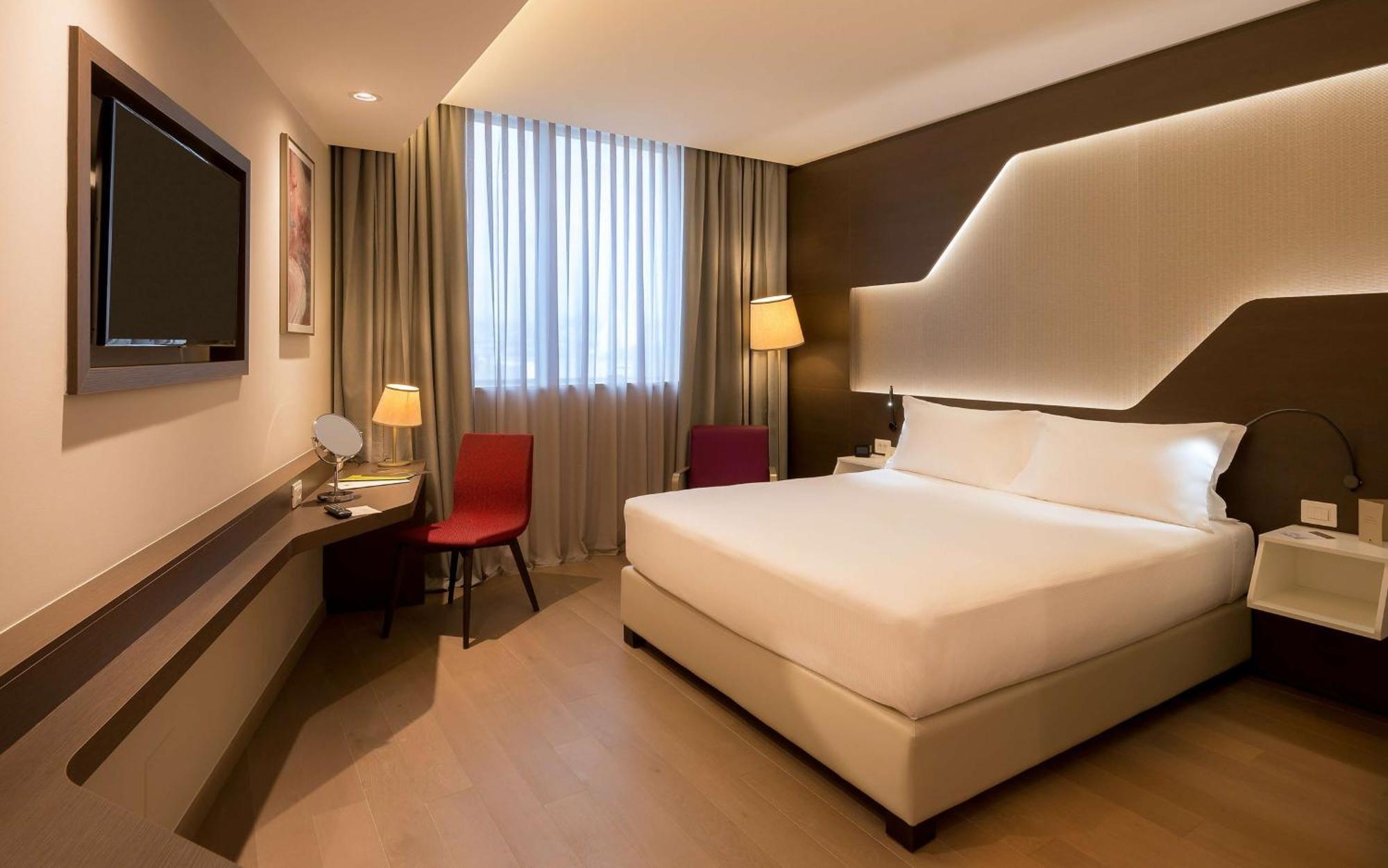 Doubletree By Hilton Yerevan City Centre Extérieur photo