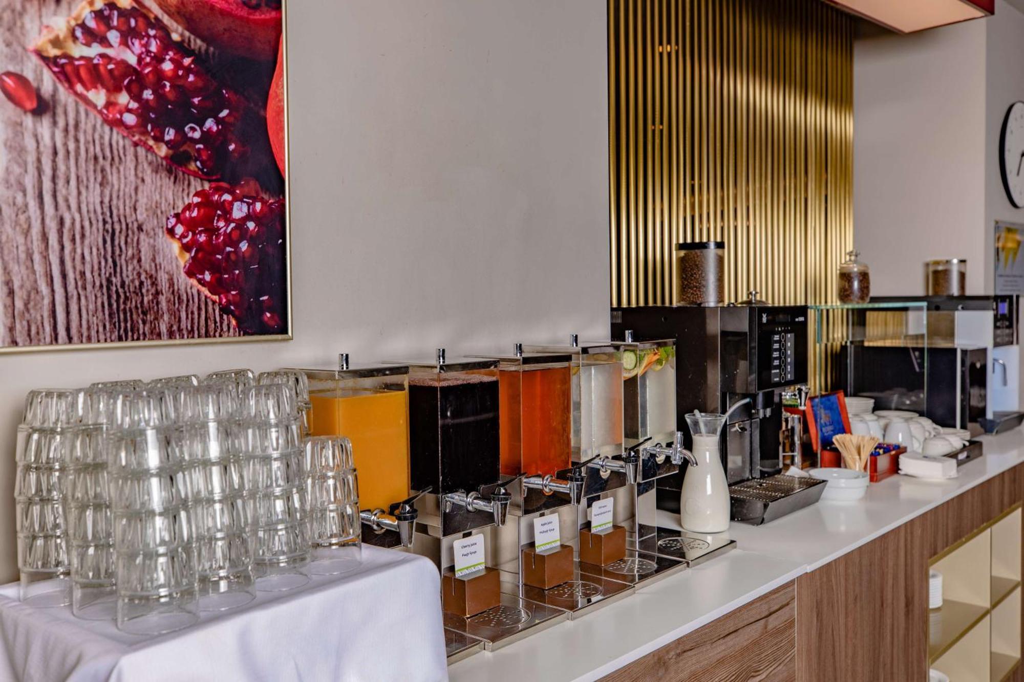 Doubletree By Hilton Yerevan City Centre Extérieur photo